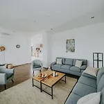 Laurus Villa