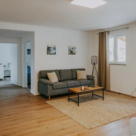 Laurus Villa *