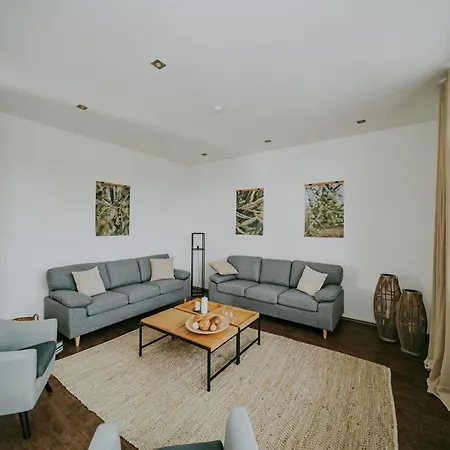 Laurus Villa *